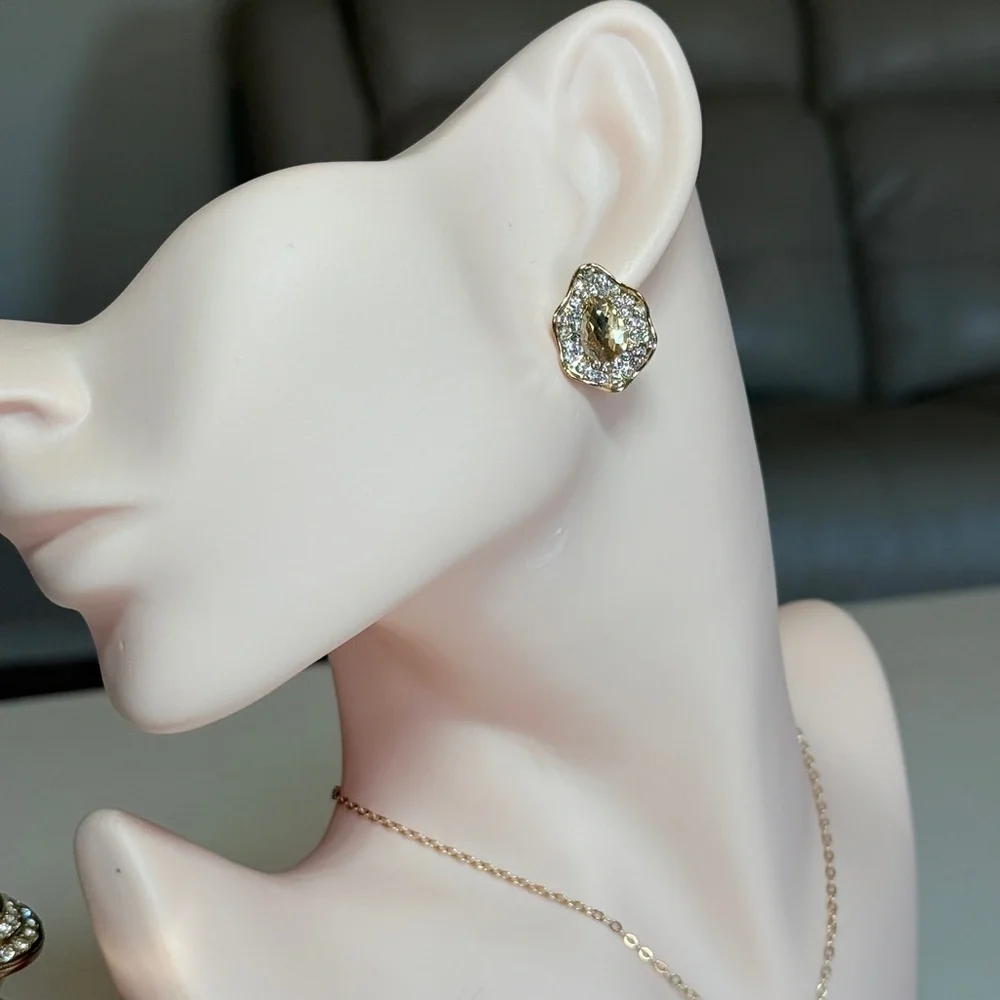 ⚜️ Elegant Gold and Silver Stud Earrings